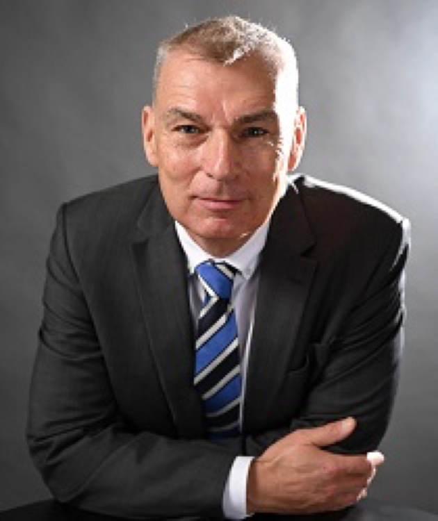 Rechtsanwalt Ulli H. Boldt mit verschränkten Armen, Portraitaufnahme