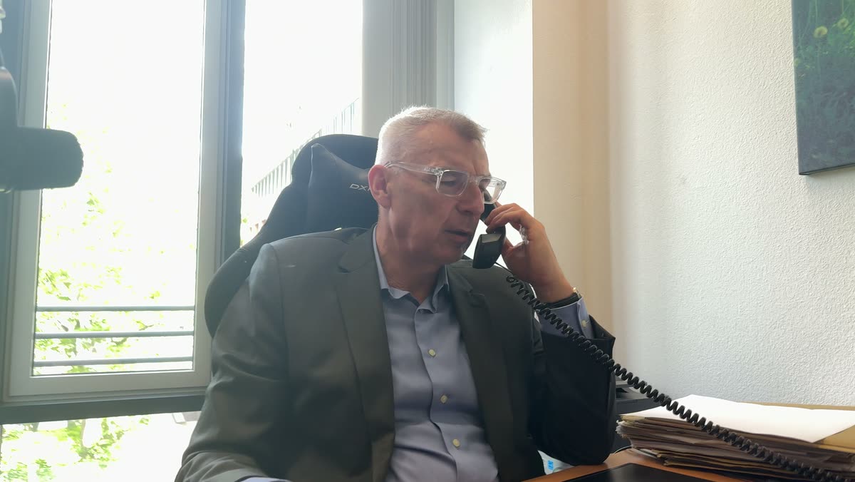 Rechtsanwalt Boldt am Schreibtisch in seiner Kanzlei