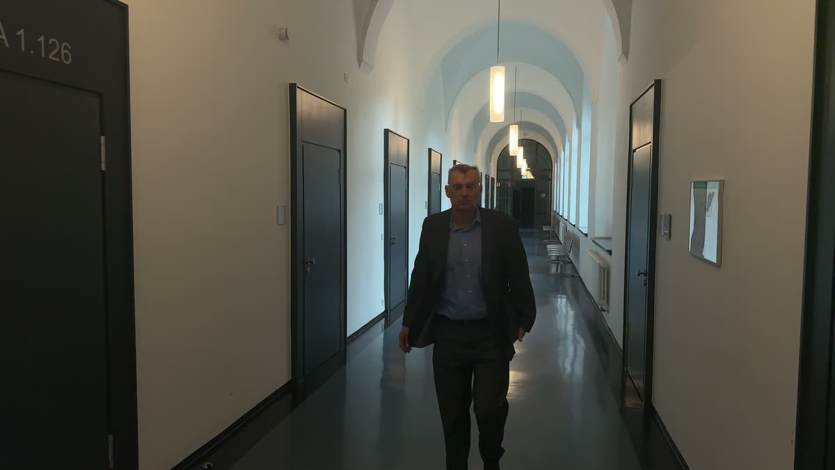 Rechtsanwalt Boldt auf dem Weg in den Gerichtssaal