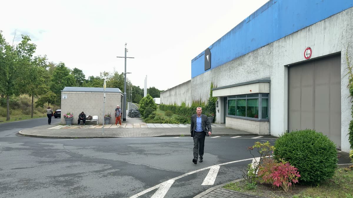 Rechtsanwalt Boldt vor dem Tor einer Justizvollzugsanstalt