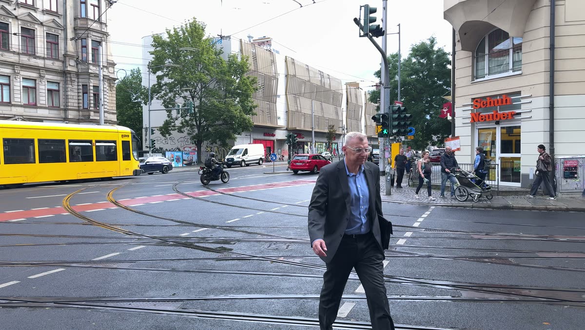 Rechtsanwalt Boldt auf einer Straße in der Dresdner Neustadt